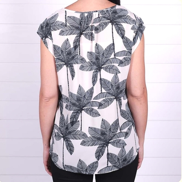 Cream Cap Sleeve Blouse with Bold Tropical Print Size Large - Picture 3 of 7